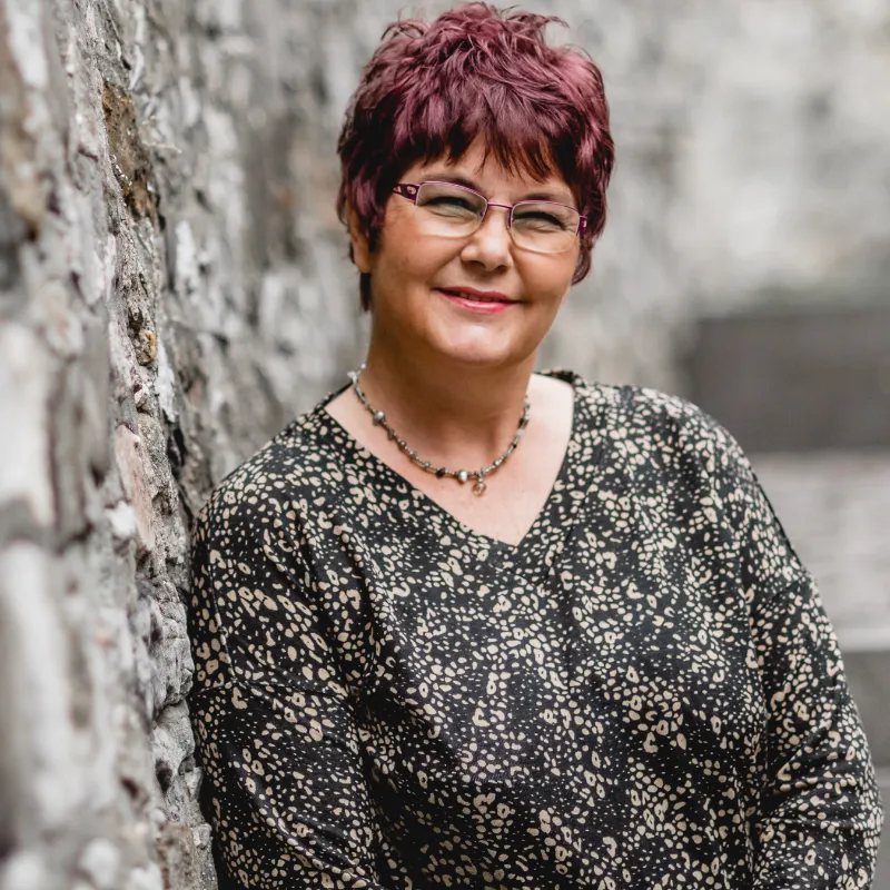 sitta-seidel-portrait-steinwand Sitta Seidel stehend an einer Steinwand