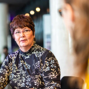 Sitta Seidel im Gespräch mit einer Kundin Klarheitsstunde Coaching für Mütter, Sitta im Gespräch